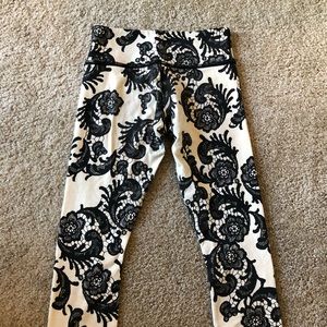 Cropped black/ white Lulu Lemon leggings